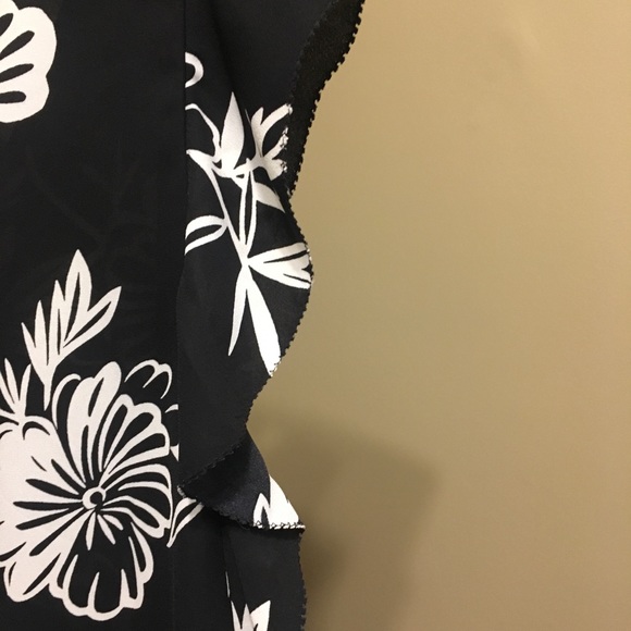 Talbots Black/White Floral top - Picture 3 of 4